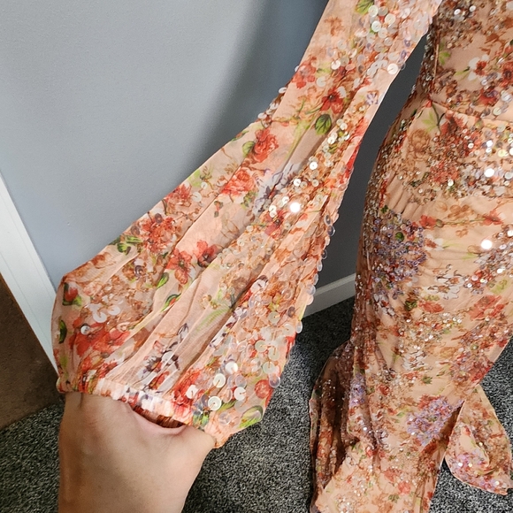 NWT Mac Duggal Floral Print Sequined Puff Sleeve Gown Size 6 Apricot - Picture 6 of 16